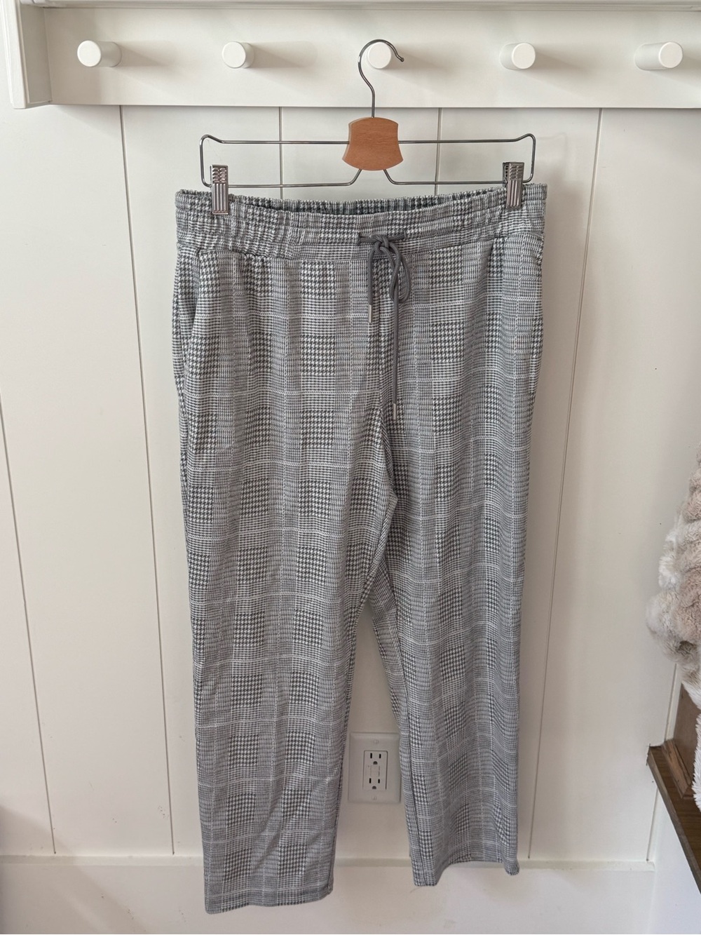 Woman’s Gray Plaid Drawstring Pants